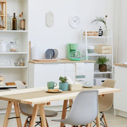 kitchen-and-kitchen-table-in-the-house-45EUNT4-min